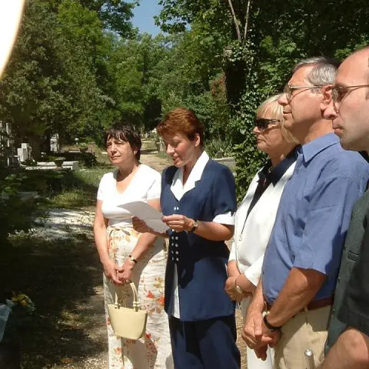 Solymosi Tari Emőke beszédet mond Lajtha László sírjánál